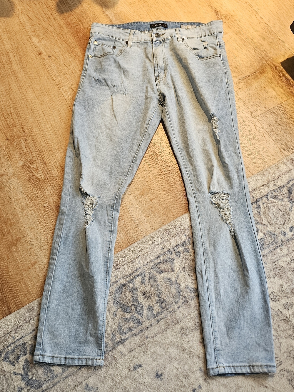 men's Aéropostale "Super Skinny" distressed jeans Blue light wash size 34x30.